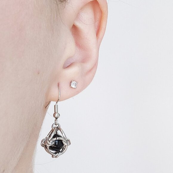 Gothic silver caged black pearl earrings ✦ Vintage style chainmaille earrings ✦ - Picture 1 of 8